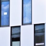 Fachada ventilada de un edificio con ventanas verticales