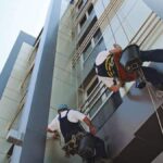 Trabajos de mantenimiento en una fachada ventilada