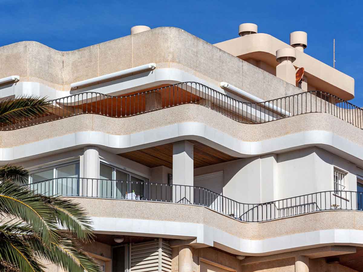 Fachada rehabilitada con elementos prefabricados