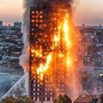 Incendio propagándose por la fachada de un edificio
